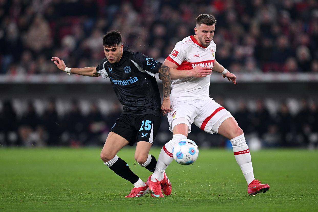 开云平台-斯图加特客场惨败，球队士气低迷难以扭转局面，振奋人心